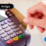 Pessoa passando cartão em uma maquina