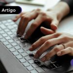 Uma pessoa fazendo uma pesquisa na internet de como acessar o histórico de crédito do INSS.