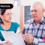 Duas pessoas olhando para um papel