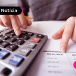 imagem de uma pessoa fazendo contas na calculadora