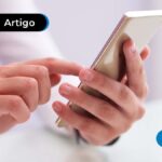 Pessoa segurando um celular