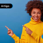 Pessoa de blusa amarela sorrindo