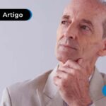Pessoa com expressão de pensativa com a mão no queixo.