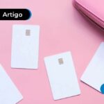 Cartões de crédito na mesa rosa