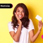 mulher feliz com cartão na mão