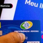 Pessoa segurando o cartão da previdência social