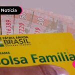 imagem de um cartão do bolsa família com notas de 50 reais