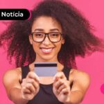 Pessoa segurando um cartão de credito