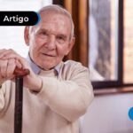a imagem mostra um idoso sentado após receber a aposentadoria compulsória.