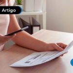 imagem de um celular tirando foto de um papel