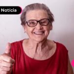 mulher idosa com o dedo para cima