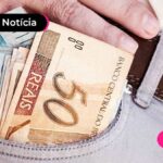 foto de notas de dinheiro em um bolso