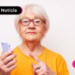 Pessoa segurando um celular