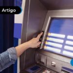 Pessoa utilizando o caixa eletrônico