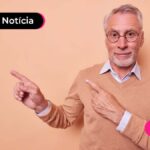 imagem de um homem idoso apontando para a parede