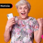 Pessoa com expressão de animação