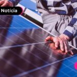 Pessoa apoiando sobre uma placa de energia solar