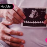 Pessoa segurando a imagem de um ultrassom