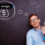 retrato de homem apontando para sua cabeça e pensando em dinheiroextra
