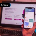 Pessoa segurando um celular