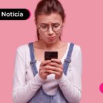 imagem de uma jovem no celular