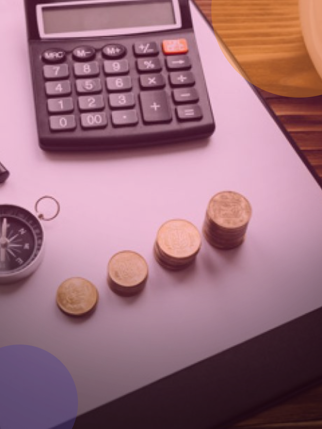 Calculadora sob uma mesa ao lado de moedas