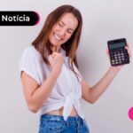 Pessoa com calculadora em mãos