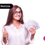 Pessoa segurando notas de dinheiro na mão