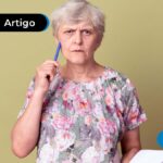imagem de mulher idosa segurando uma caneta