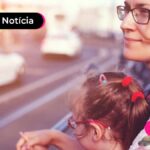Pessoa segurando uma criança