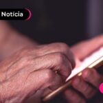 imagem de pessoa idosa segurando um celular