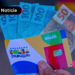 Notas dinheiro e cartão do bolsa familia