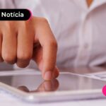 documento de pessoa segurando um tablet