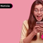 imagem de mulher feliz olhando para o celular