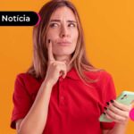 imagem de jovem com celular na mão e pensando