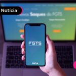 Pessoa segurando celular com tela do FGTS