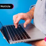 Pessoa usando um notebook