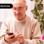 imagem de homem idoso mexendo no celular