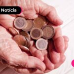 Pessoa segurando varias moedas