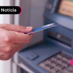 imagem de pessoa com o cartão no caixa eletrônico