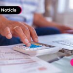 imagem de pessoa mexendo na calculadora