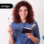 Pessoa segurando um livro e uma caneta