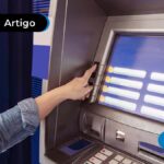 imafem de pessoa em um caixa eletrônico passando sua digital