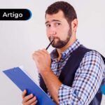 imagem de homem pensando com caneta na boca