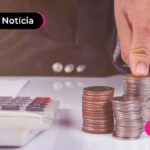 Pessoa empilhando moedas