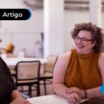 Duas pessoas sentadas conversando