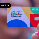 Mão segurando cartão do Programa do bolsa familia