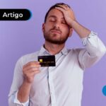 homem segurando um cartão