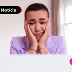 Pessoa preocupada olhando para uma tela