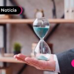 Pessoa segurando uma ampulheta.